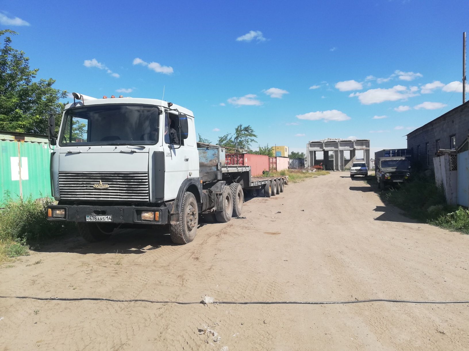 Маз 6×4 вместе с тралом 4 осным поворотным раздвежным