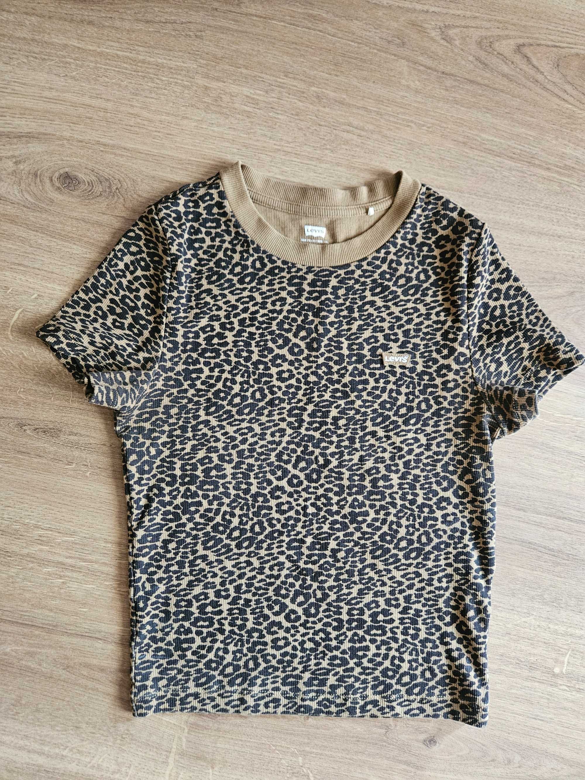 Дамска тениска Levi’s (XS) + дънкови шорти (размер 34) като подарък