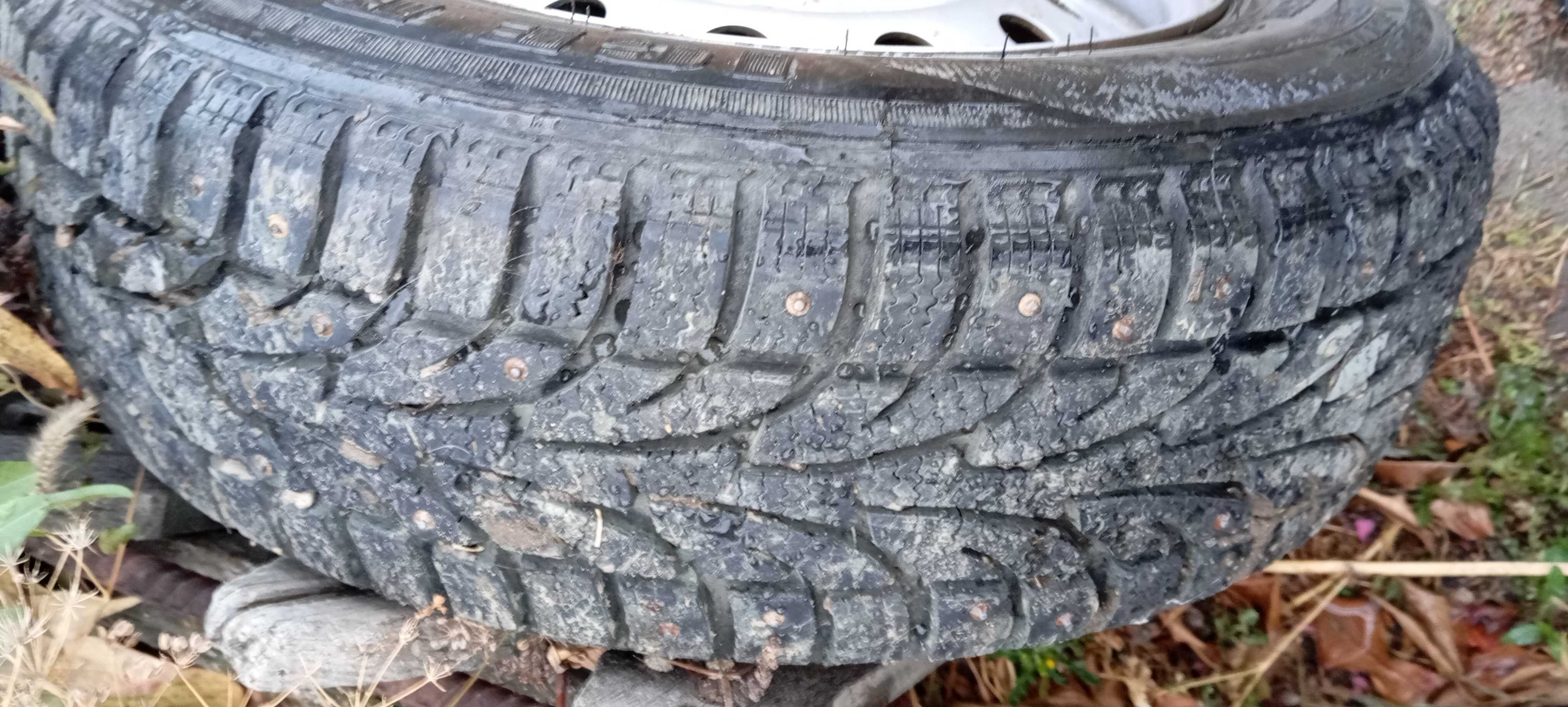 Продам зимнию шипованую резину  на R13 с дисками