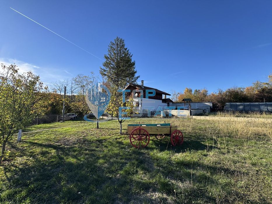 Двуетажна вила с красива гледка във вилна зона на град Дряново