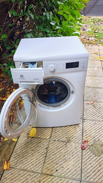 Пералня ELECTROLUX slim