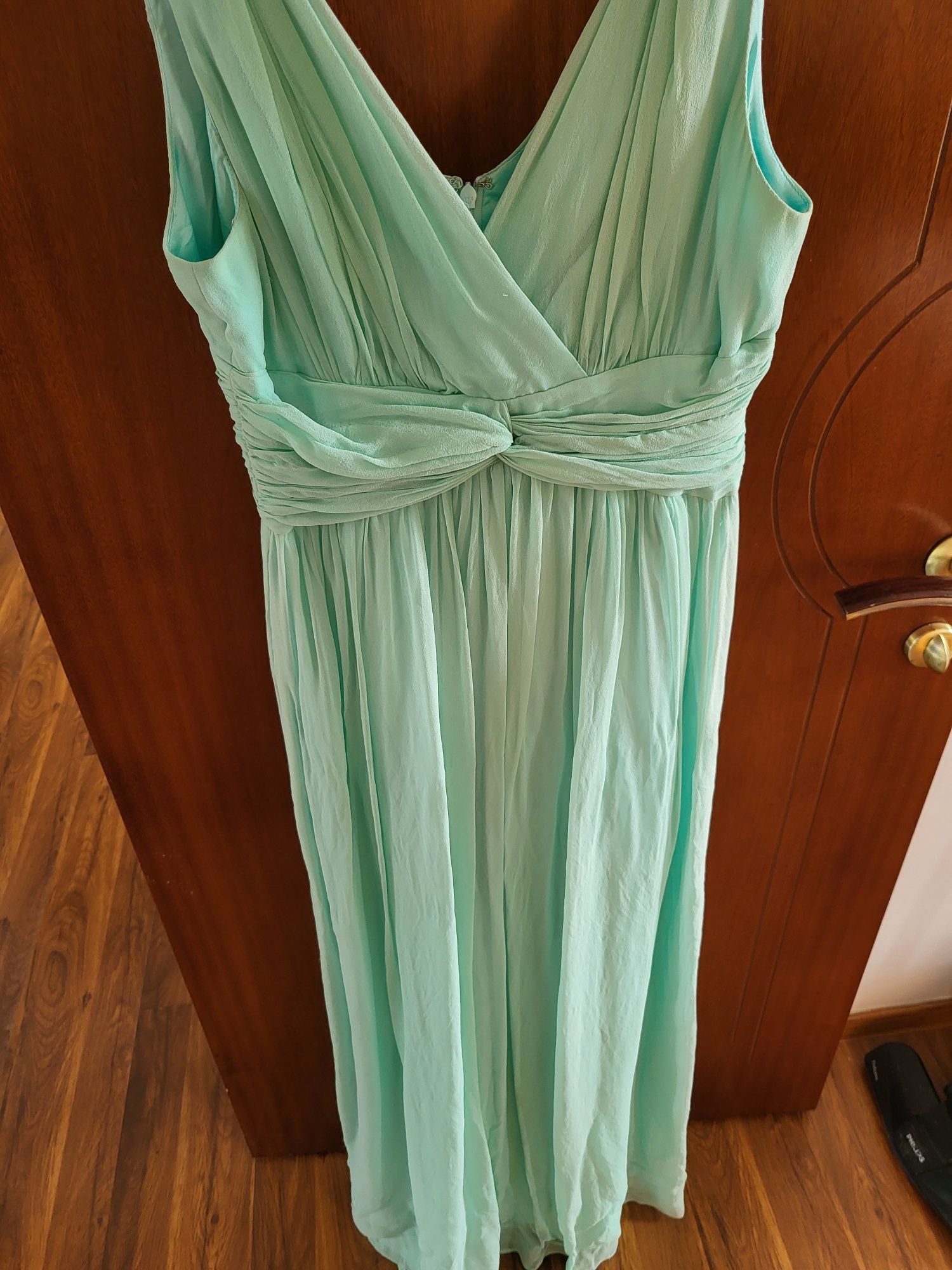 Нежное платье светло-зелёного мясного цвета