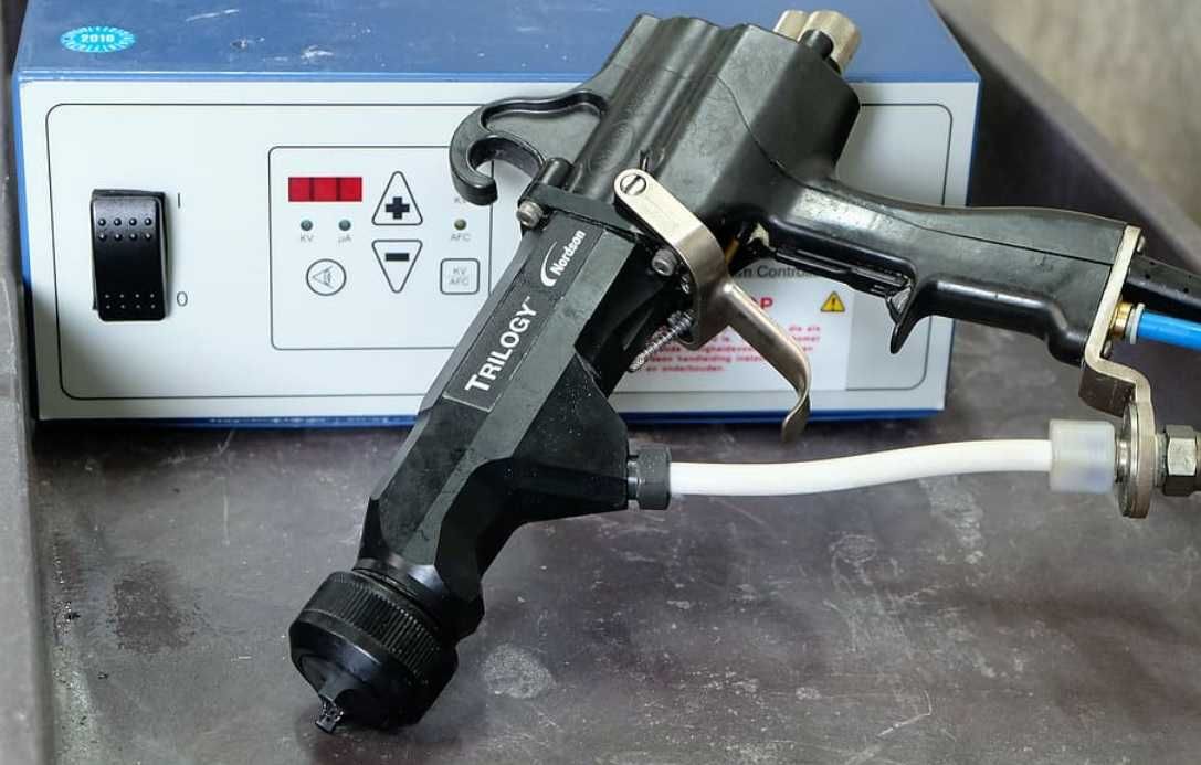 Pistol vopsire cu vopsea lichida in camp electrostatic Nordson