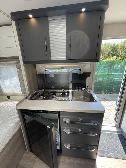 Rulotă nouă premium Hobby OnTour 390Sf pentru 4 persoane