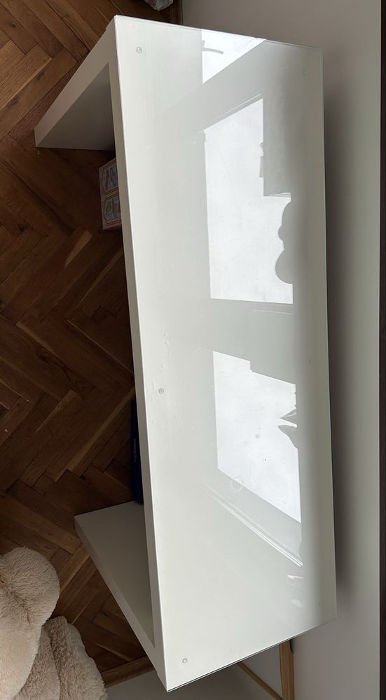Тоалетка от Ikea в добро състояние със стъкло и чекмедже
