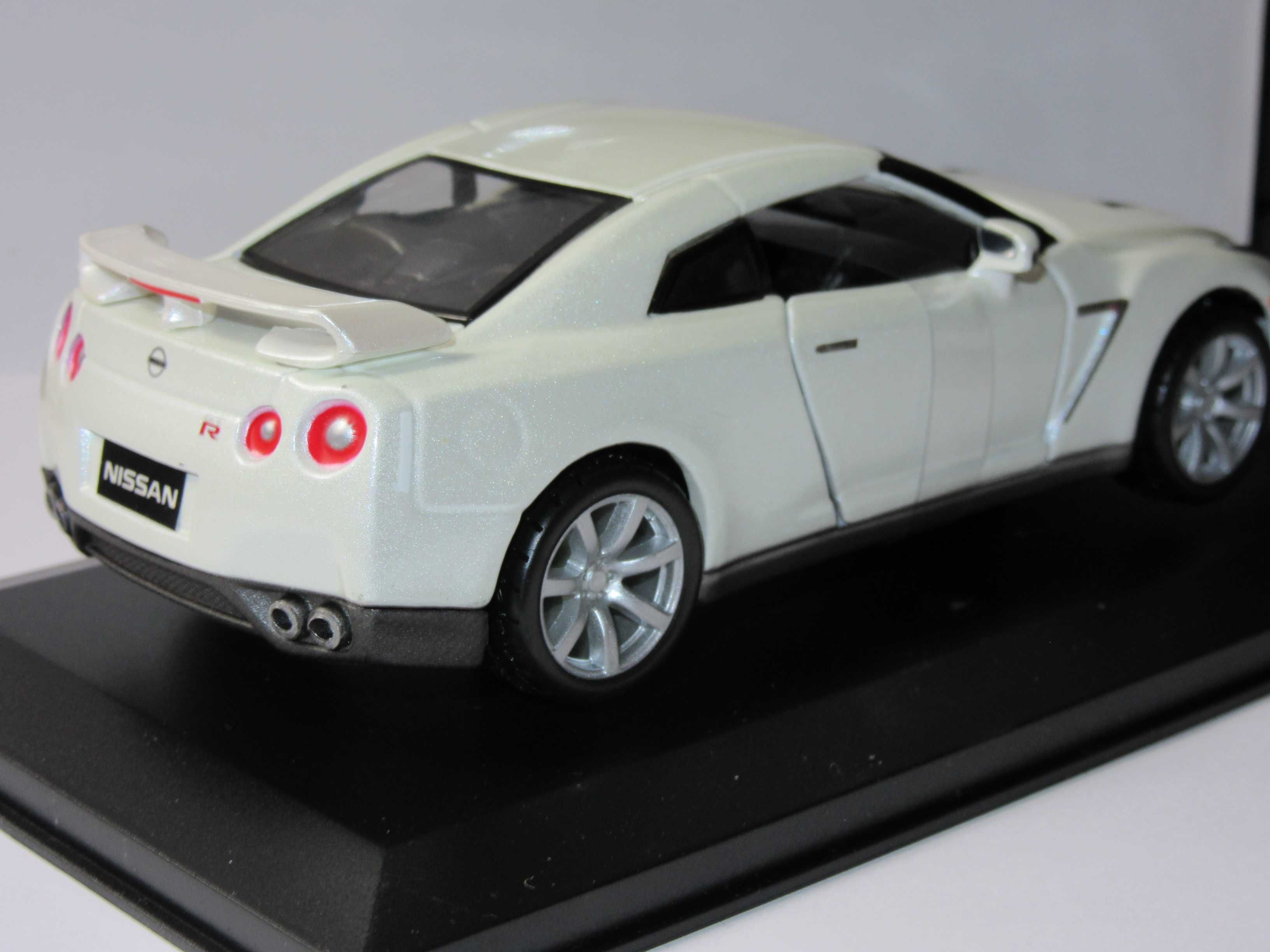 Macheta Nissan R35 GTR Bburago 1:32