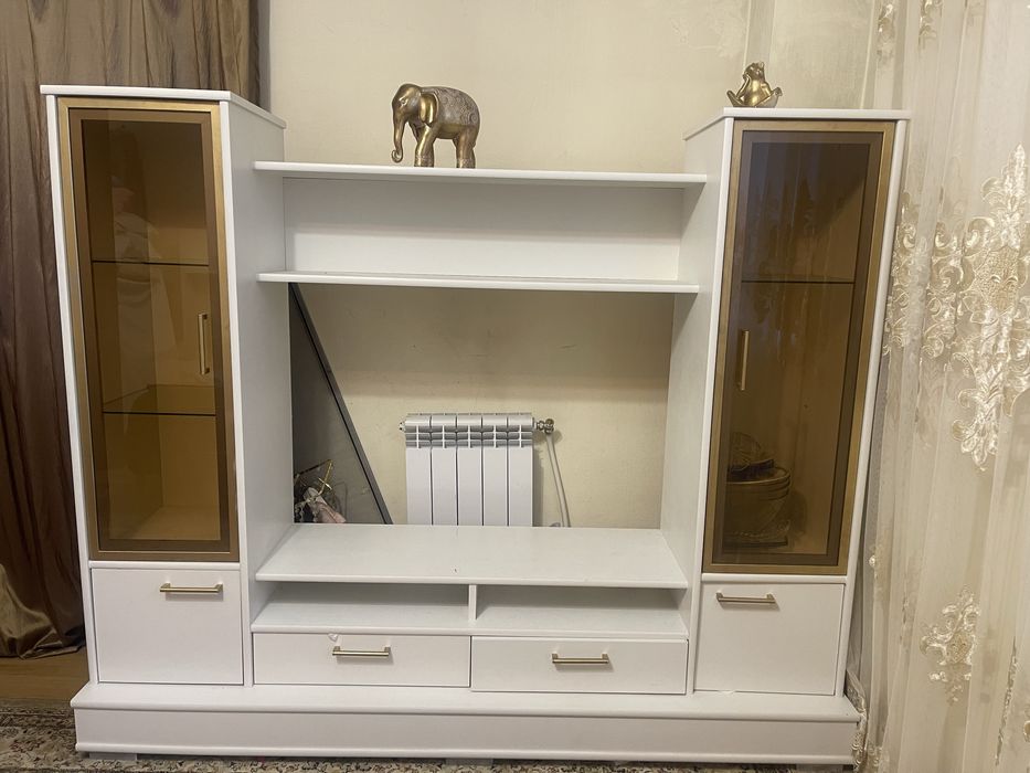 Продам стенку белого цвета , ручки позолоченные