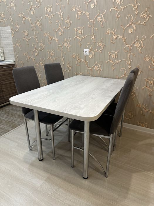 Стол со стульями