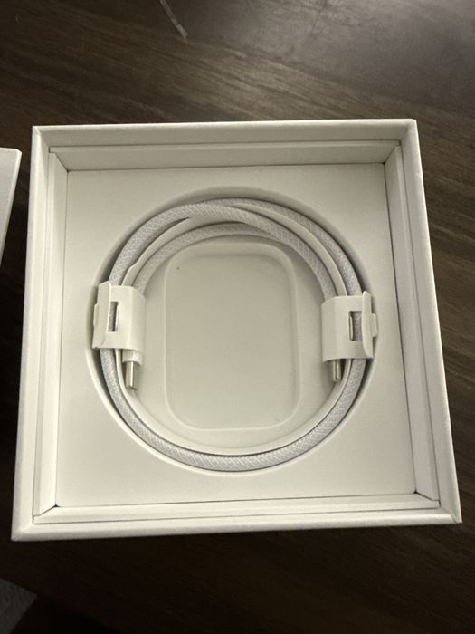 Air pods pro продаётся новая.