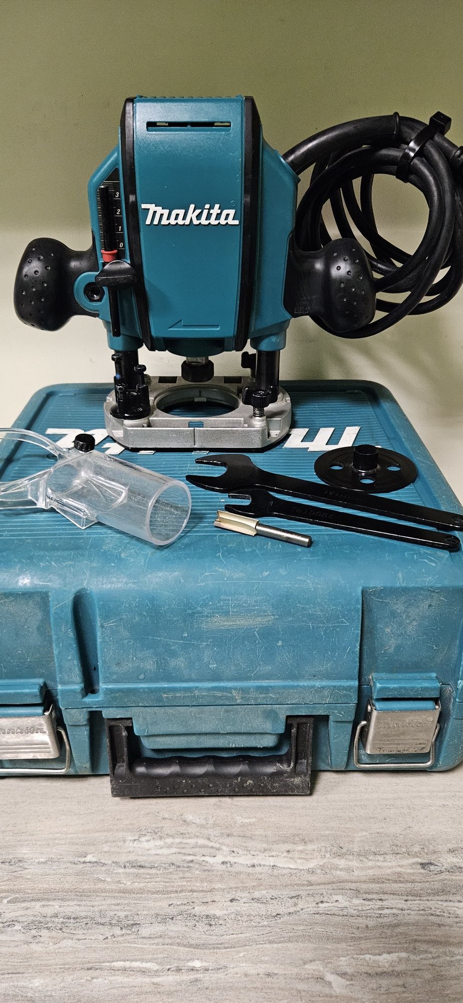 Makita Оберфреза RP0900 220V