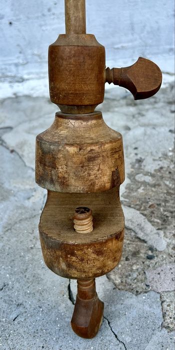 Vartelinta veche din lemn lucrat traditional.