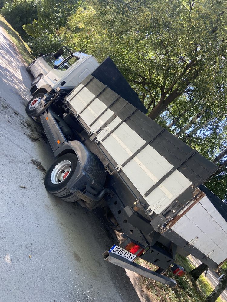 Mercedes atego тристранен самосвал с кран