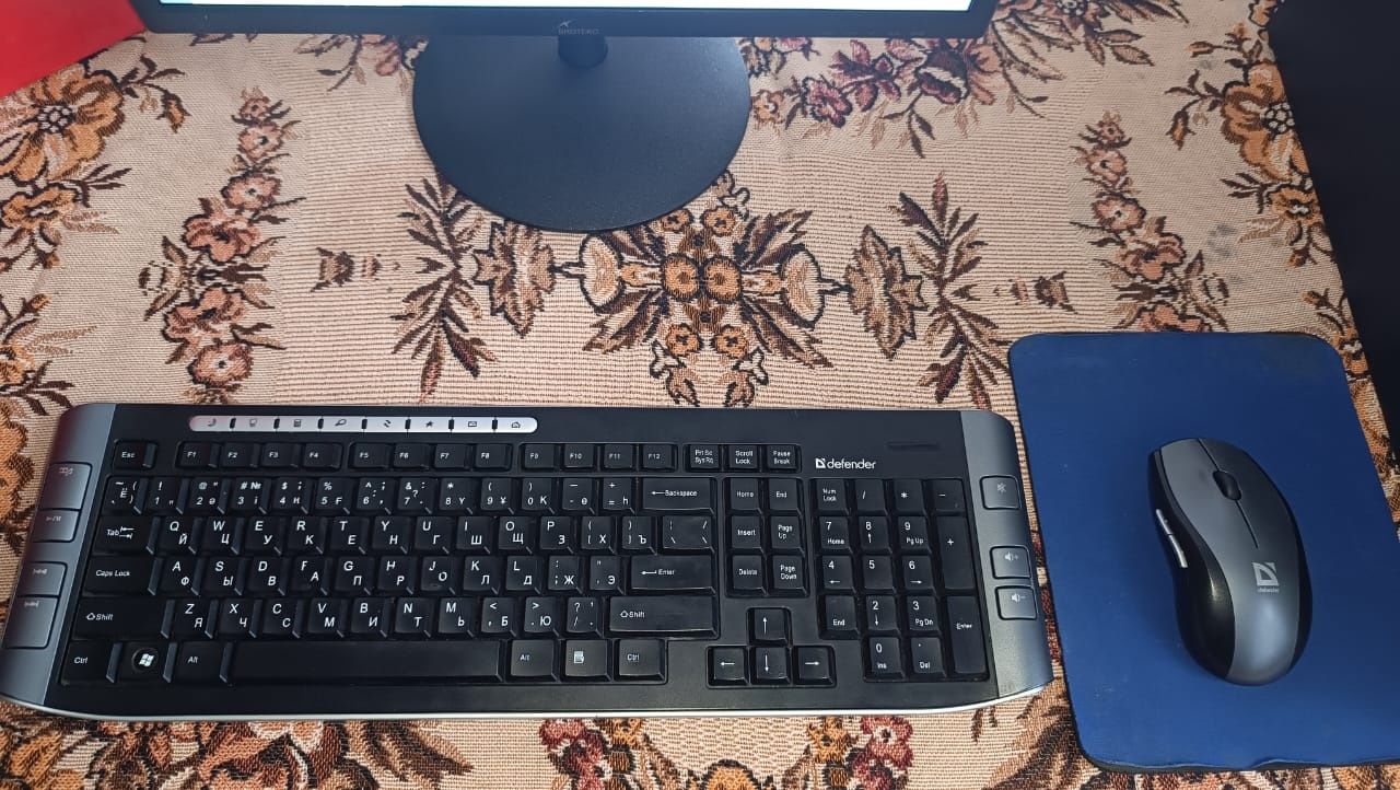Продам ретро-игровой компьютер в полном комплекте. Новый монитор.