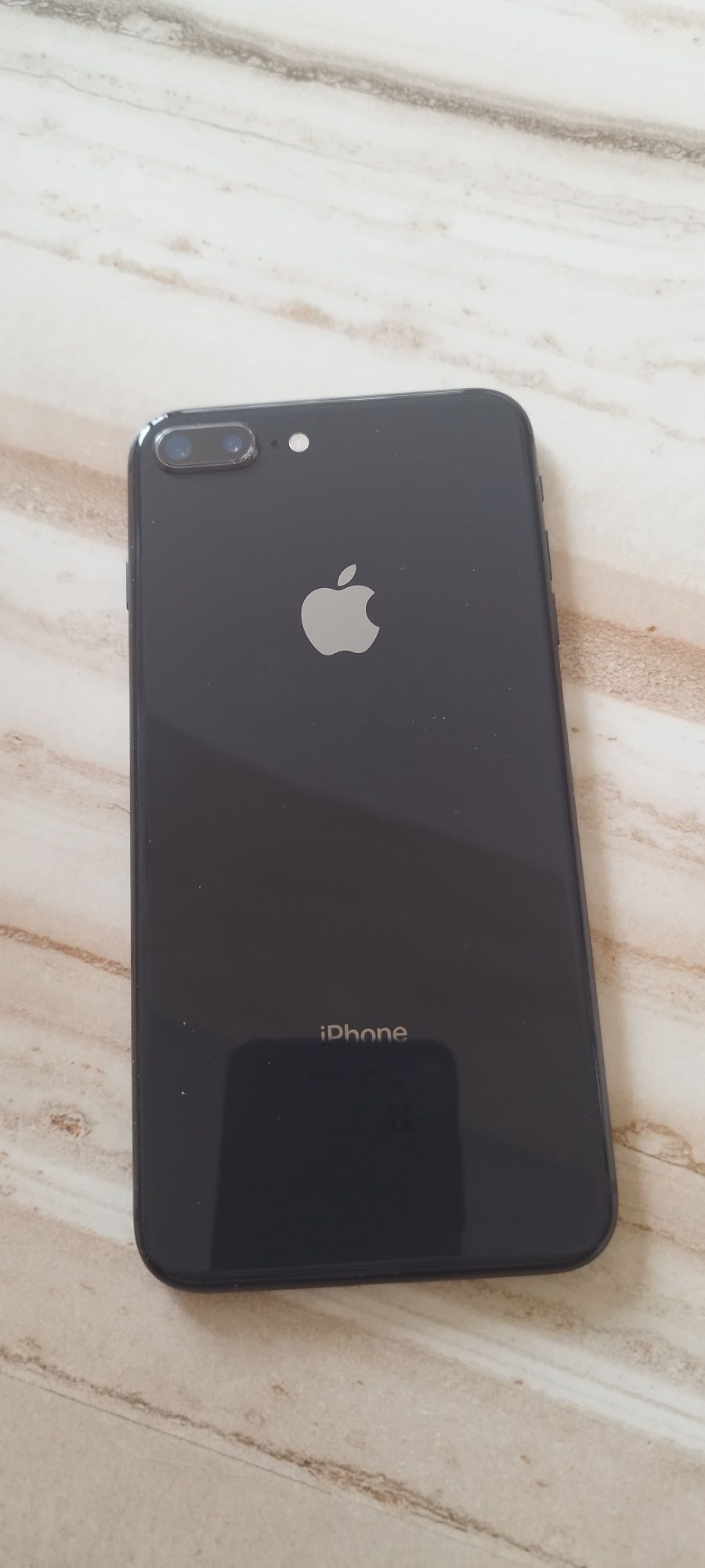 Продавам iPhone 8+ Черен