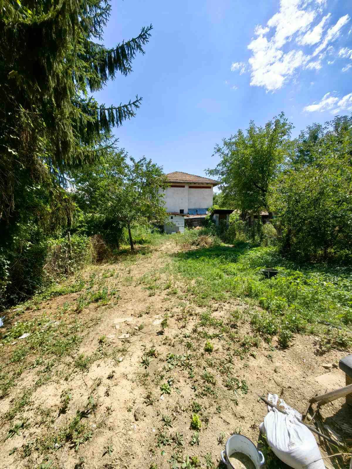 Продавам къща в обл. Перник с. Сирищник