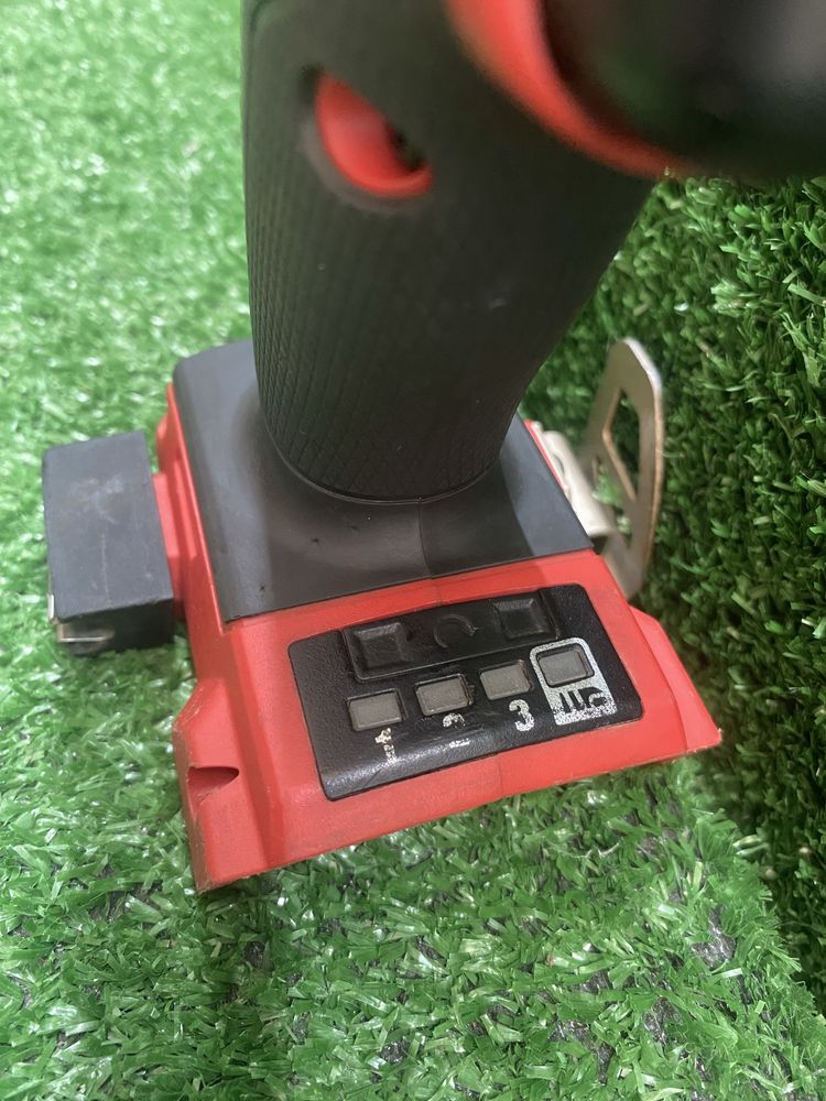 Безчетков Импакт с регулаж на оборотите  Milwaukee M18 FID2