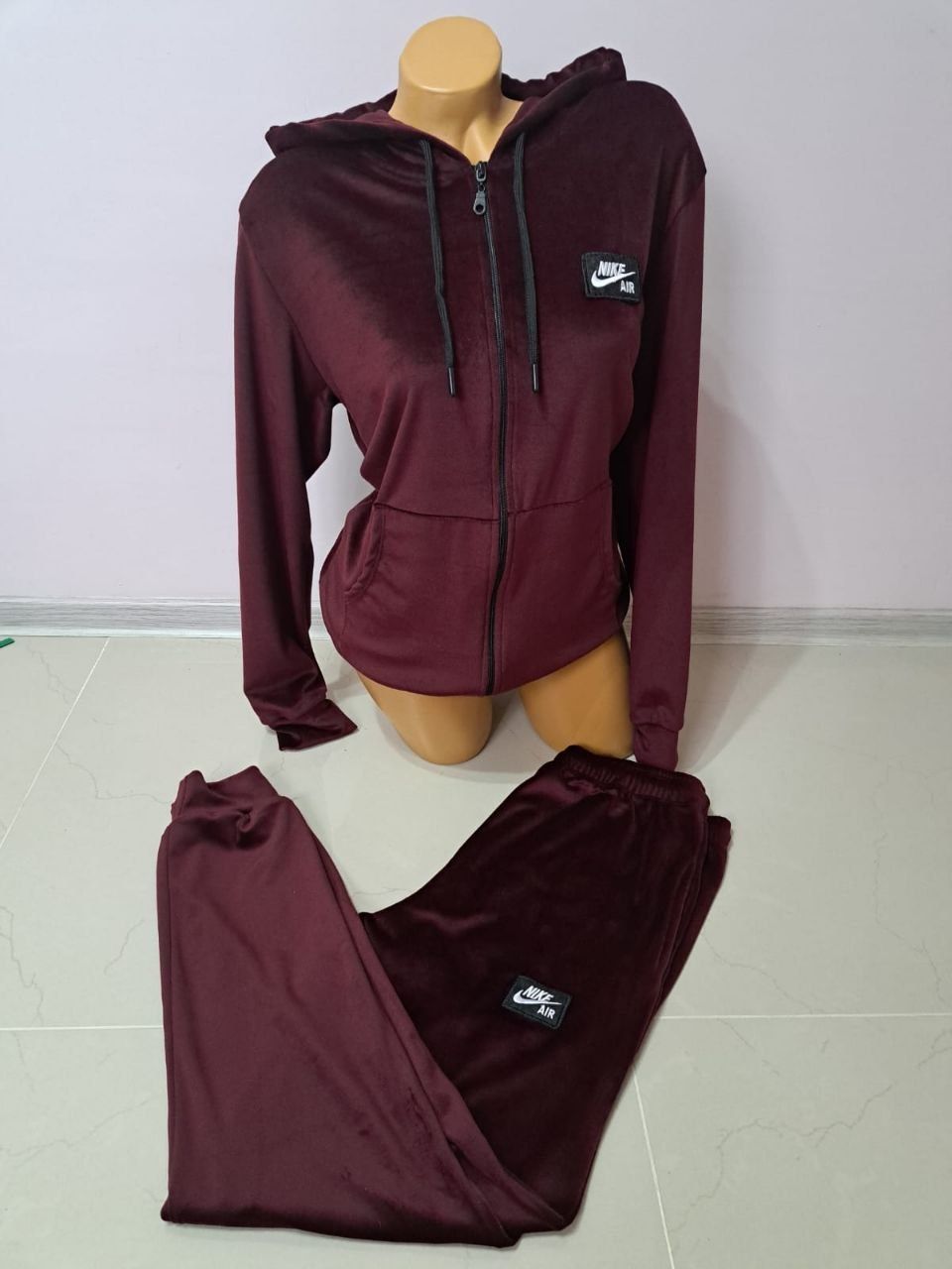 Trening dama catifea 
Sigla cusută 
XL , 3XL
Preț:135 ei