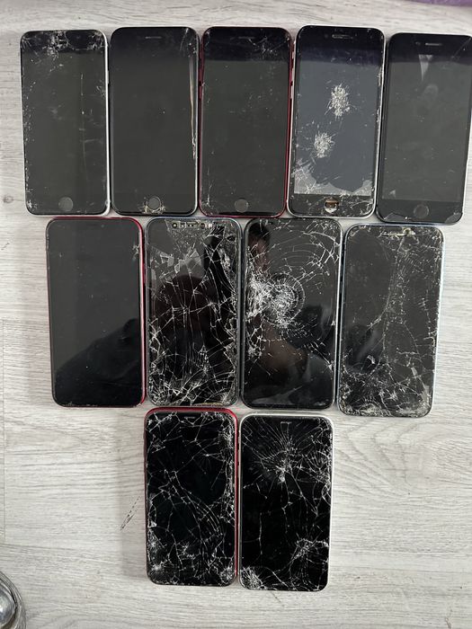 Vand telefoane iphone  pentru piese