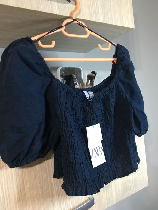 Top din in cu maneci bufante Zara