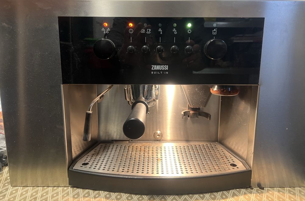 Vand aparat de cafea profesional Zanussi incorporabil stare buna