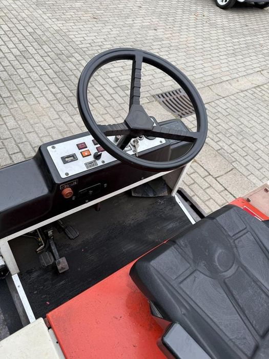 Automaturatoare Hako matura Hako diesel aspirator stradal
Stare foarte