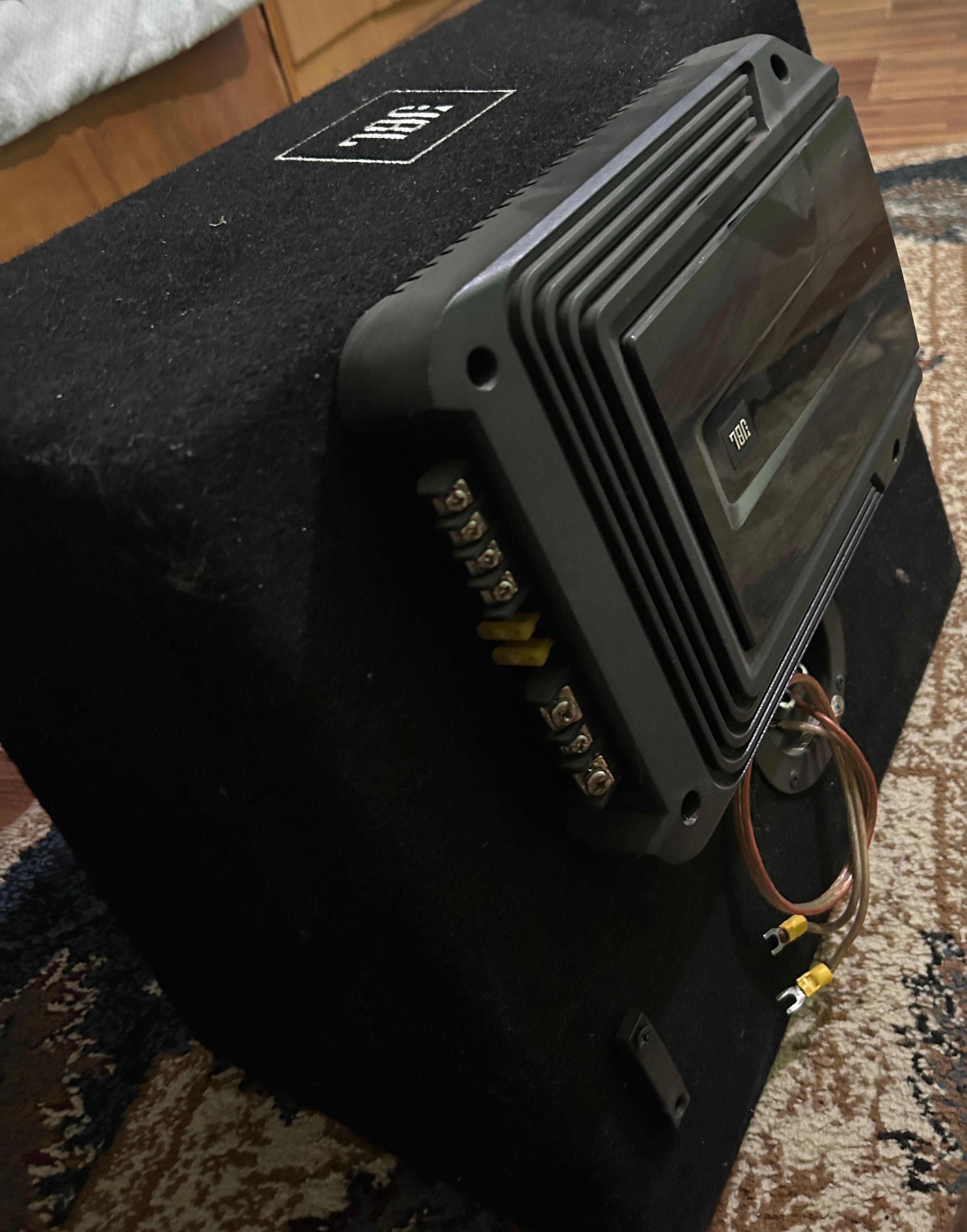 Subwoofer auto plus stație