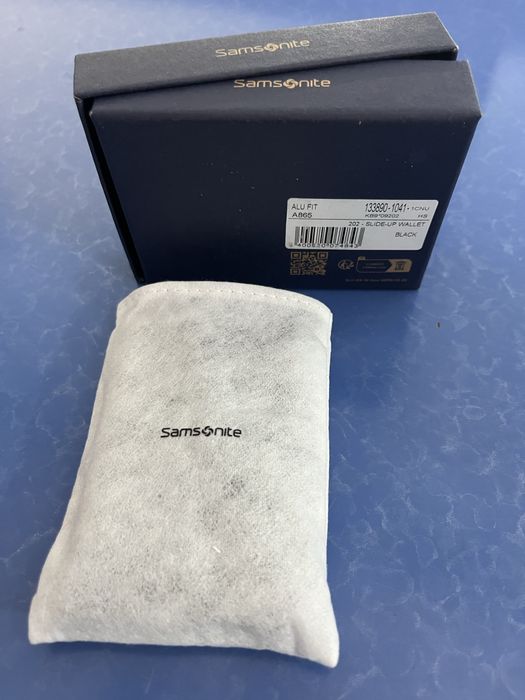 Продавам кард холдер Samsomite