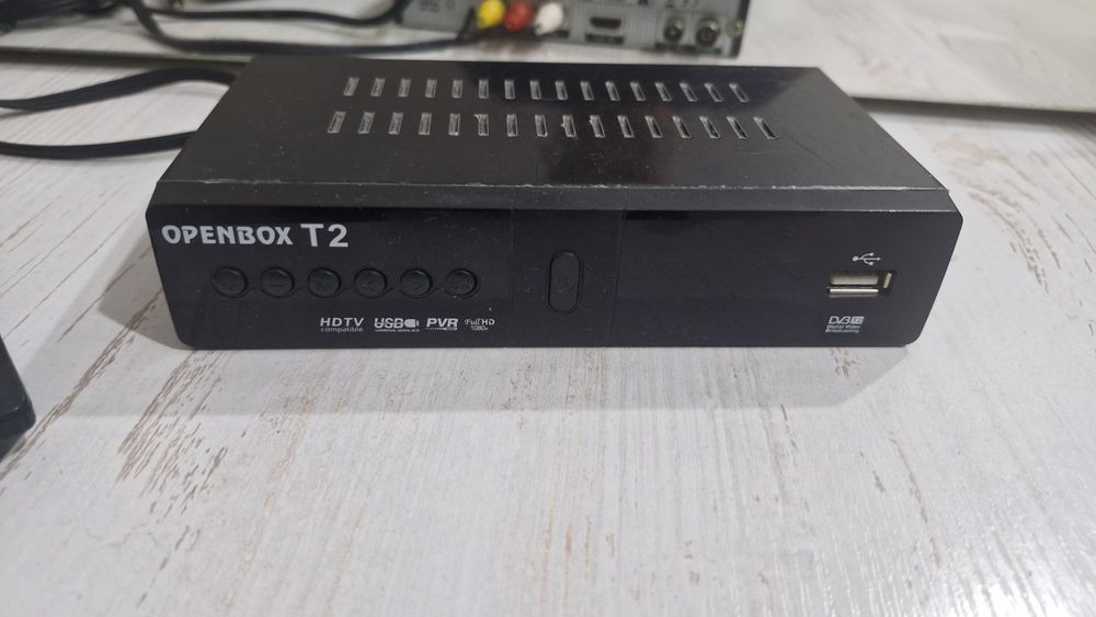 Это цифровая ТВ-приставка Openbox T2 — ресивер стандарта DVB-T2.

Для