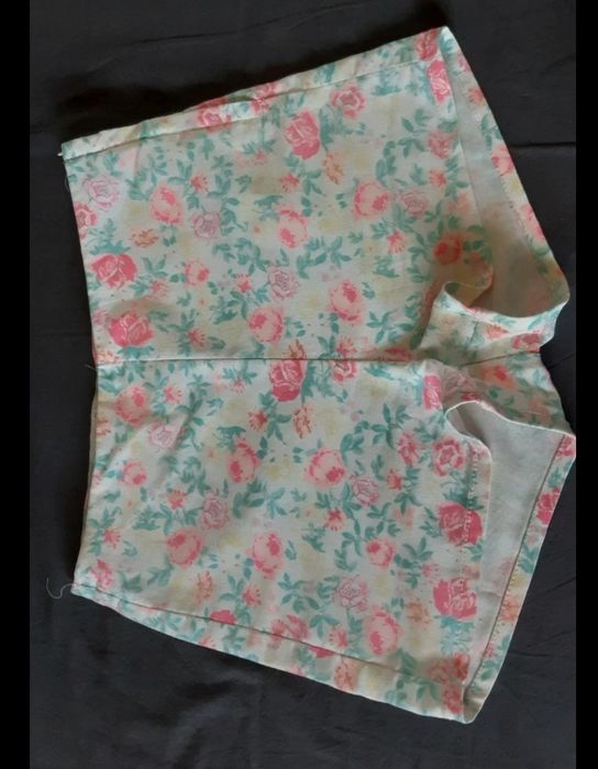 Pantaloni scurti floricele HM , masura 38