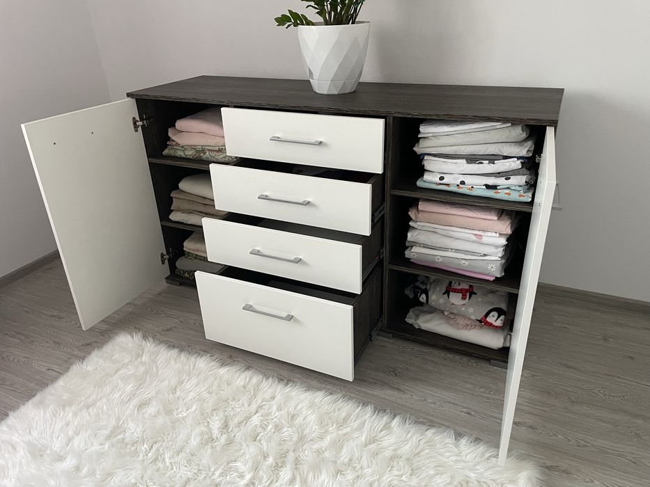 Vand două noptiere si o comoda