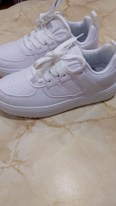 Нови бели маратонки