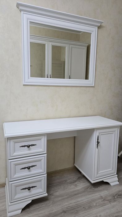 Туалетный столик с зеркалом