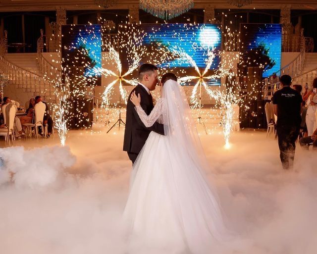 Тяжёлый дым свадебный танец эффект зхолодный фонтан свечи поздравления
