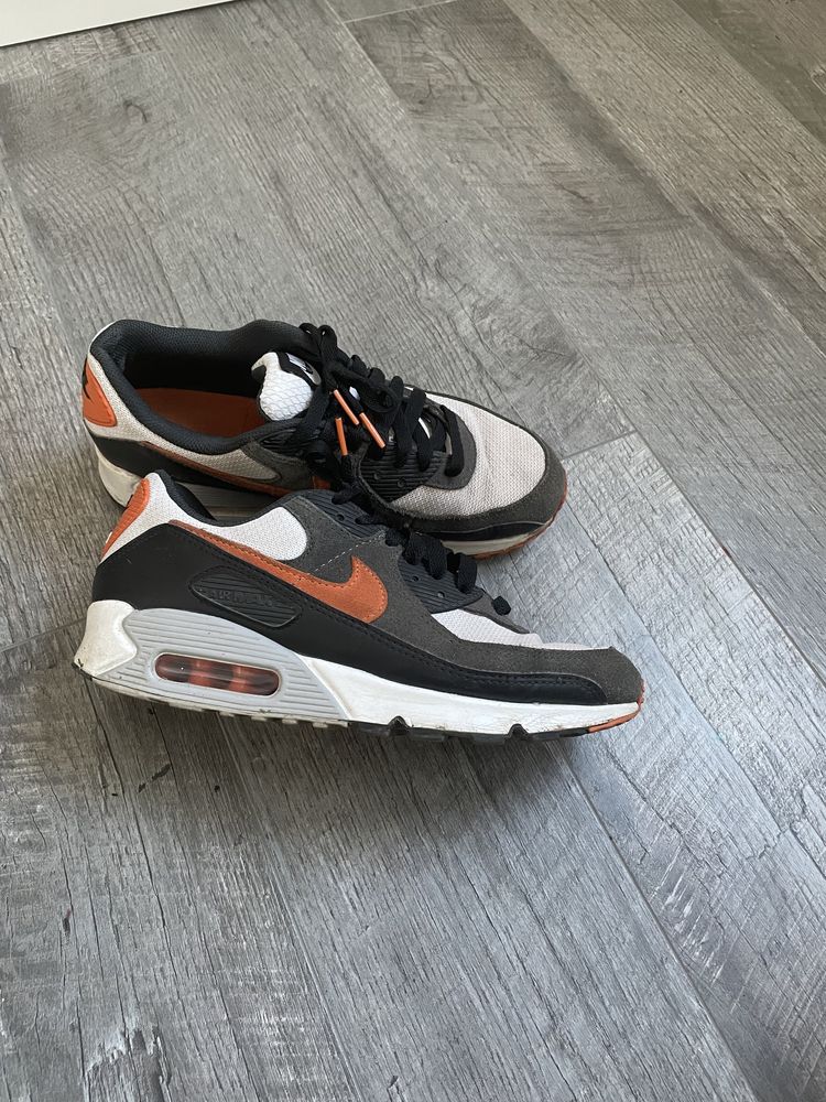 Nike Air Max 90.