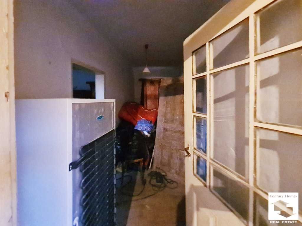 116209 Едноетажна тухлена къща с гараж и кладенец в с. Хотница