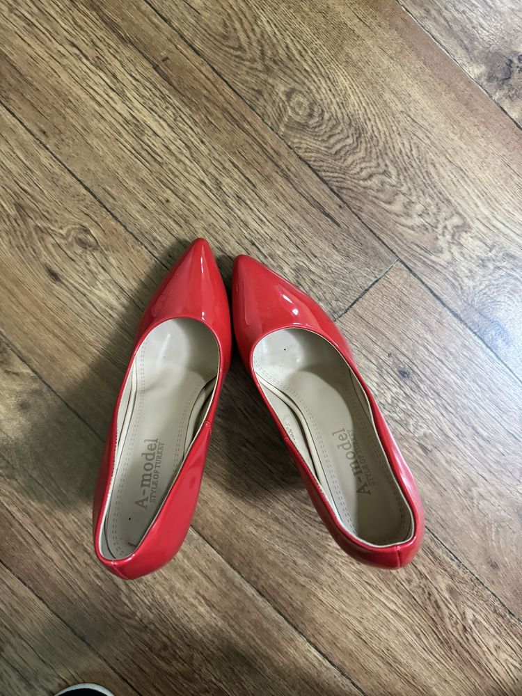 Туфли красные на высоком каблуке