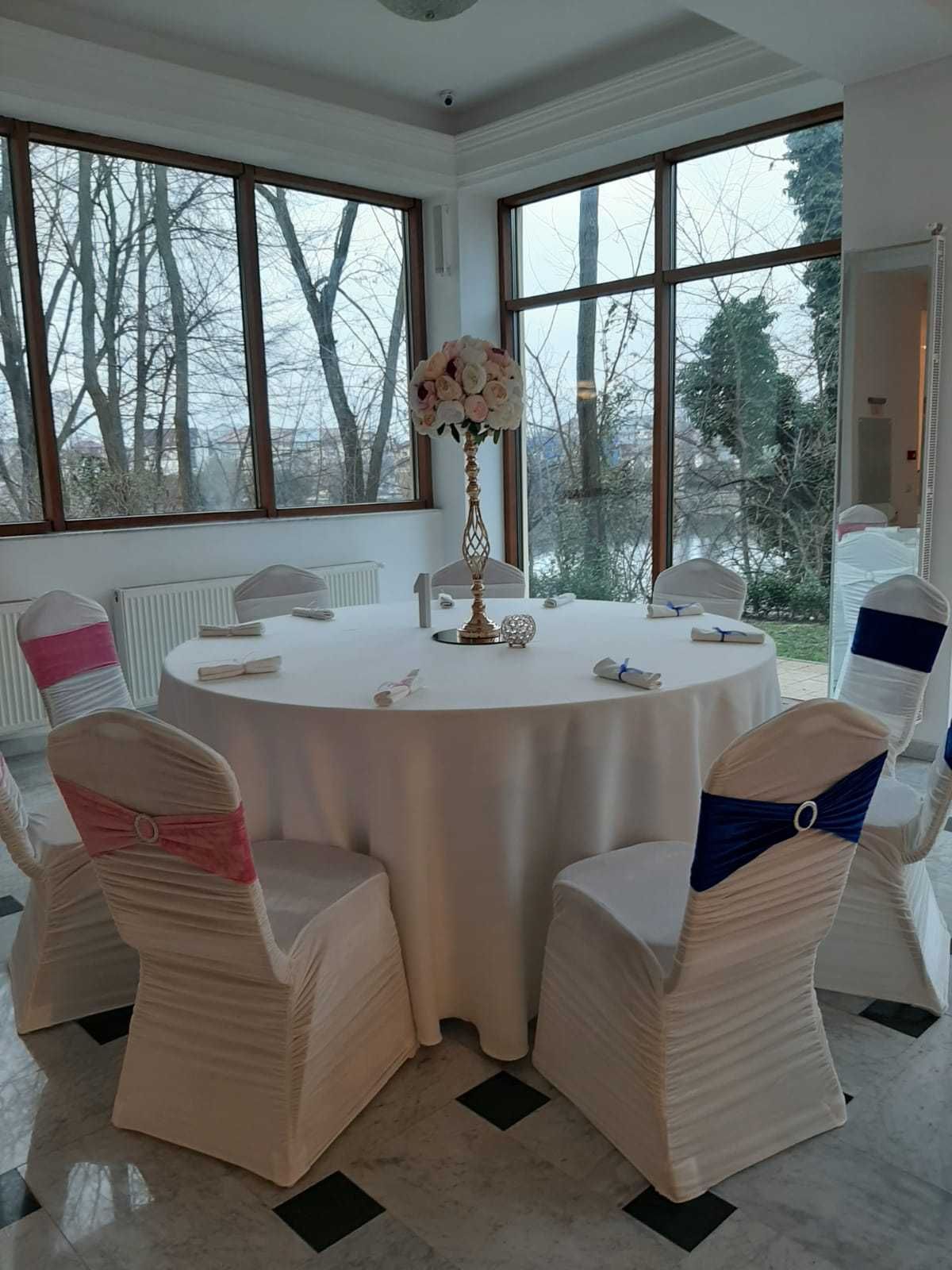 Vand  decoratiuni evenimente (fete masa ,huse scaune, funde, servete)