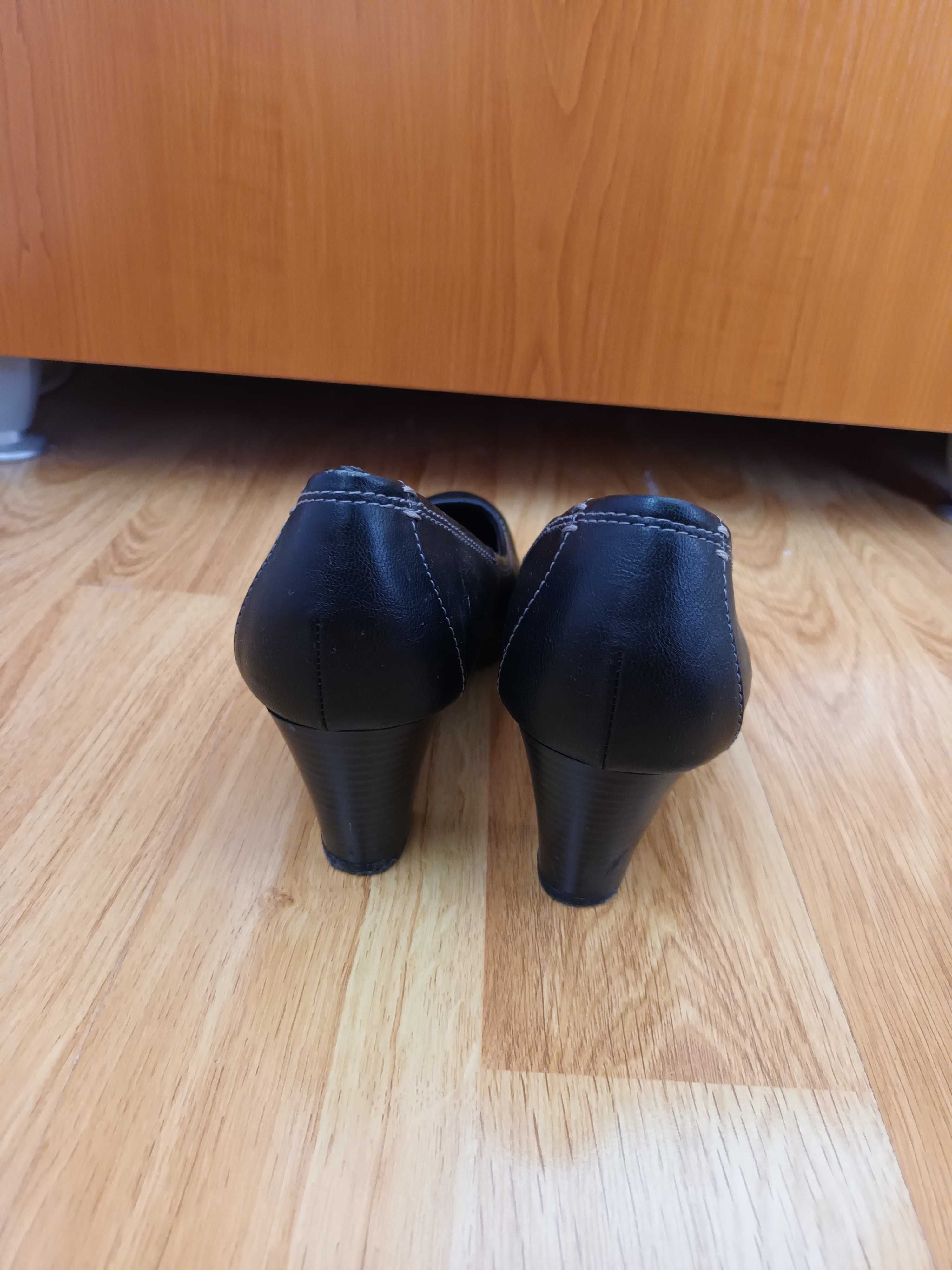 Дамски затворени обувки