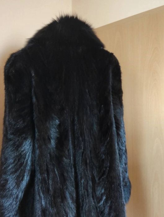 Haina noua blana naturala de nutrie cu guler si mansete de vulpe