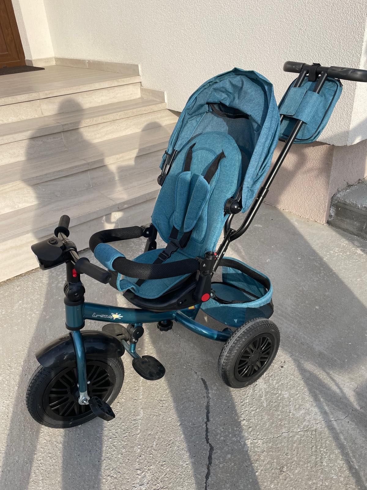 Tricicletă cu protecție pentru soare