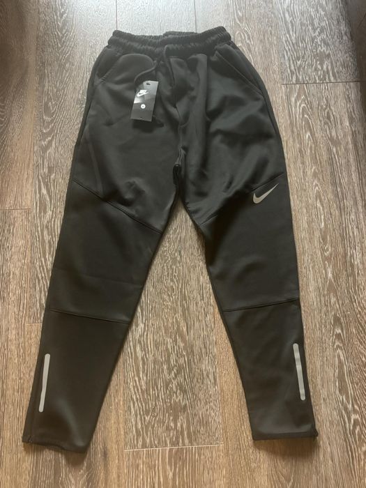 Долните на Nike.