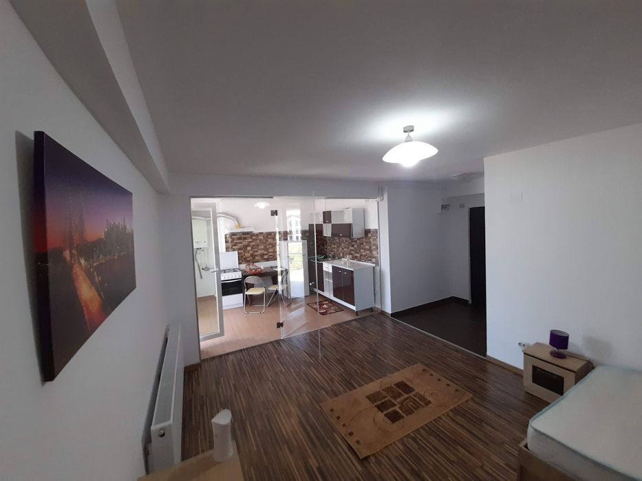 Închiriez Garsoniera nouă , zona Tractorul Mall Coresi