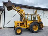 Tractor John Deere cu excavator