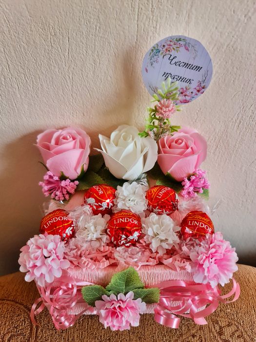Подаръчни кутии с ароматни рози, бонбони и парфюм за всеки повод