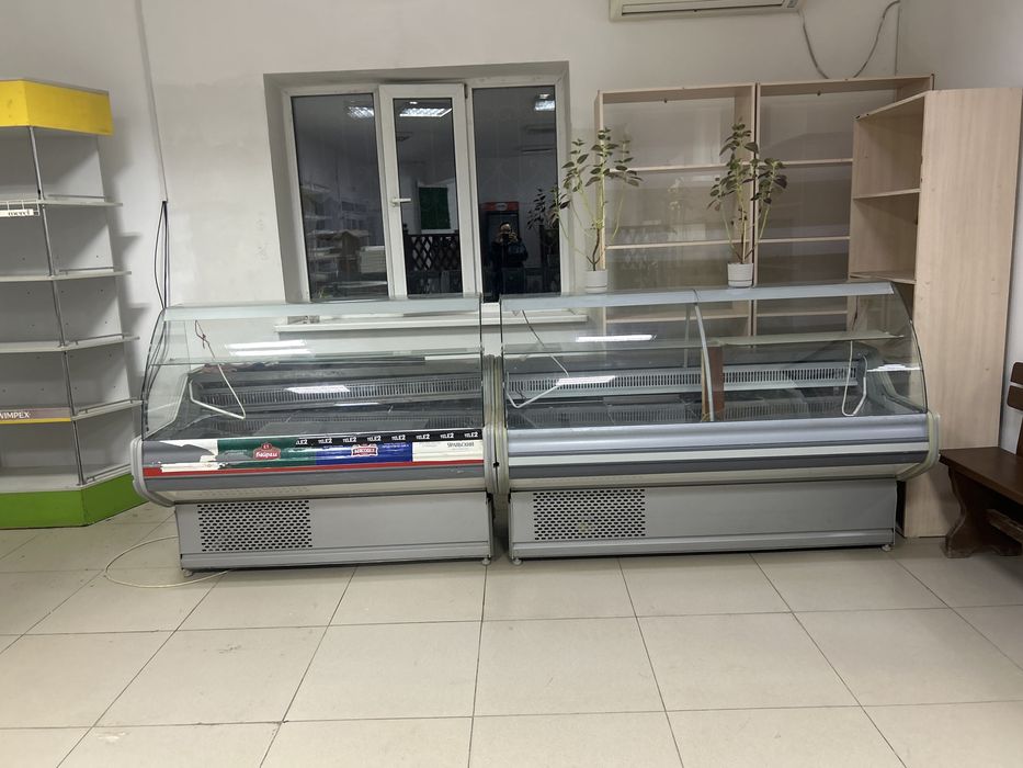 Продажа холодильных витрин,деревянных,железных витрин