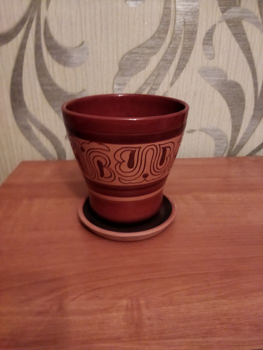 Кашпо из керамики советских времён в хорошем состоянии.