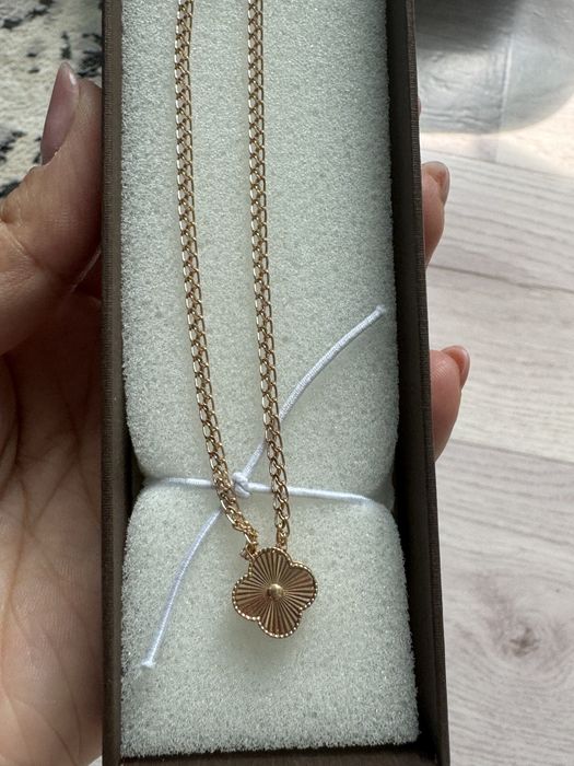 Продам золотую цепочку van cleef