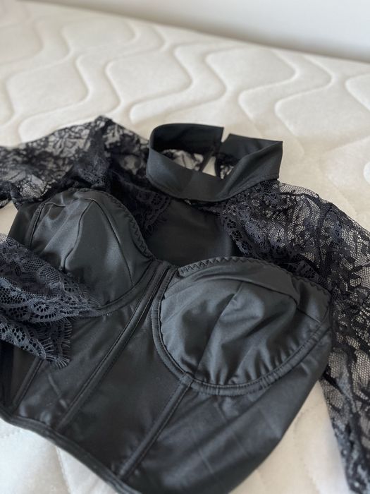 Дантелен къс топ с мрежести ръкави