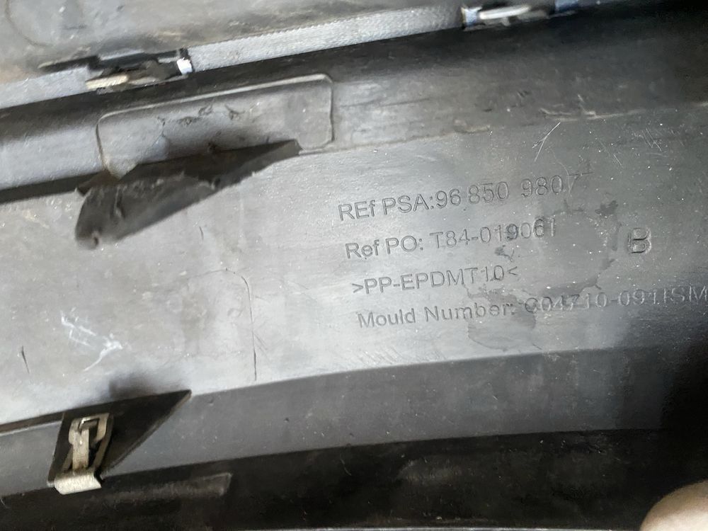 Grila proiector dreapta Peugeot 3008 an 2009-2013