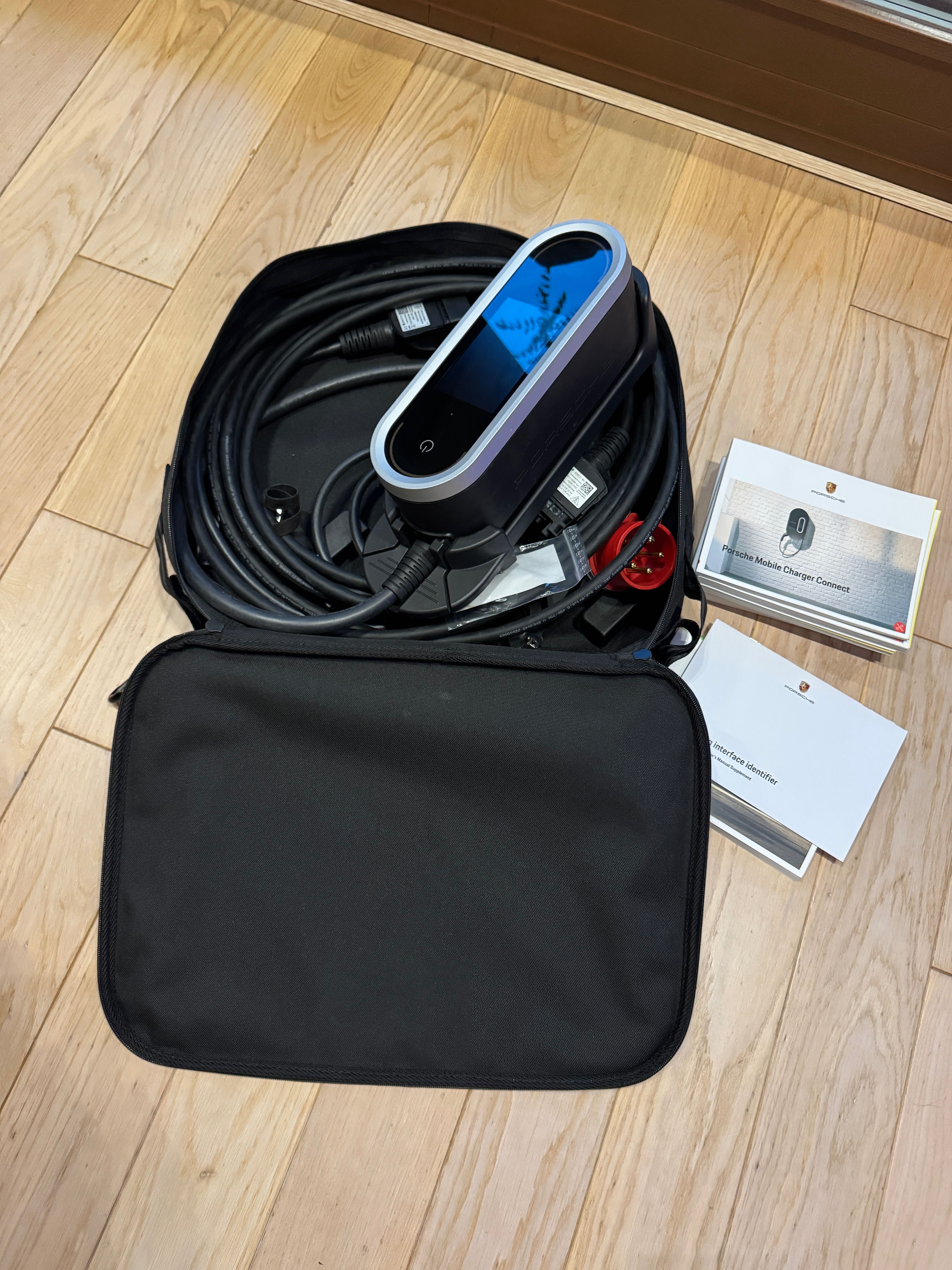 Зарядна станция Porsche Mobile Charger Connect